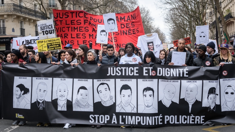 Сблъсъци на многохиляден протест срещу полицейското насилие в Париж 
