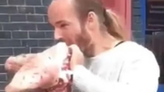 Веганизмът е човешка жестокост протестиращ яде сурова глава на прасе