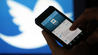 Компанията Twitter Inc беше обвинена във вторник от 100 бивши