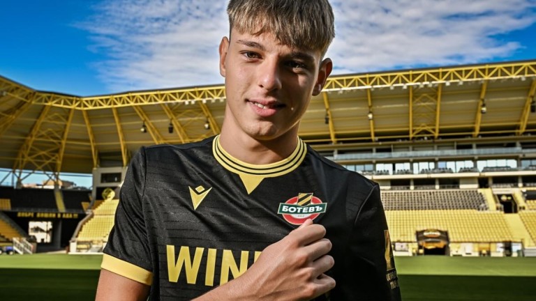 Юношески национал подписа първи професионален договор с Ботев Пловдив