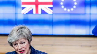 Премиерът на Великобритания Тереза Мей смъмри председателя на Европейския съвет