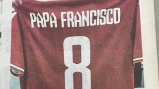 Легендата на българския футбол Христо Стоичков подари на папа Франциск фланелка на