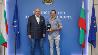 Министър Кралев връчи почетен плакет на Денис Димитров за среброто му от Европейското първенство по кану-каяк 
