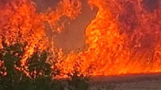 Горски пожар рани трима души и наложи евакуацията на около