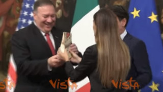 Италианска журналистка подари на държавния секретар на САЩ Майк Помпео