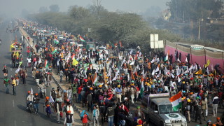 Хиляди индийски фермери преодоляха барикади и навлязоха в Ню Делхи по