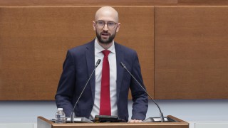 Народното събрание освен просто да приеме удължаването на бюджета е