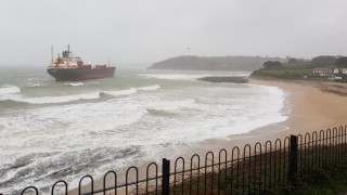 Спасителните кораби помагат на руски товарен кораб след като заседна