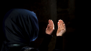 Солени глоби за мюсюлмани в Швейцария, чиито деца откажат ръкуване с учителка