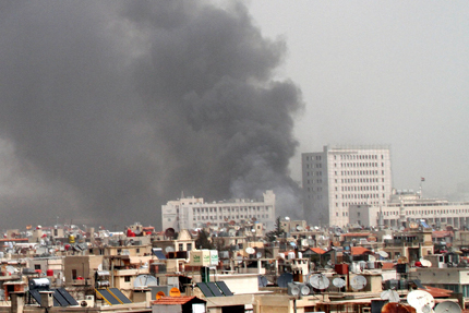 Правителствената армия бомбардира бунтовниците в Дамаск