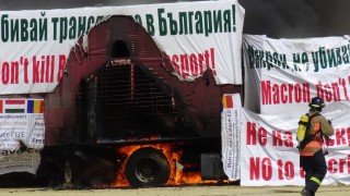 Превозвачи запалиха камион в знак на протест срещу пакета Мобилност