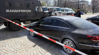 Мъж атакува с горелка кола на парламента