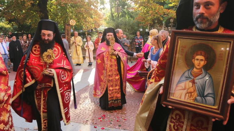 Литийно шествие пренесе мощи на двама светци, дарени от папа Франциск