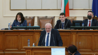 Първото редовно заседание на Народното събрание започна с размяна на