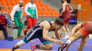 Българинът загуби още на старта при 79 килограмовите на свободния стил