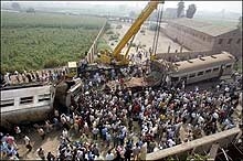 Влакова катастрофа уби 20 души в Бангладеш