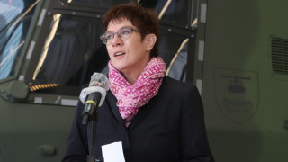 Германският министър на отбраната Анегрет Крамп Каренбауер обяви че заплахата от Русия