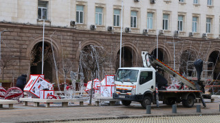 В празничния ден екипи се заеха с падналата до ЦУМ