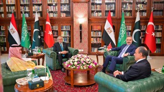 Пакистан, Турция, Египет и Саудитска Арабия умуват как да отворят Ормузкия проток