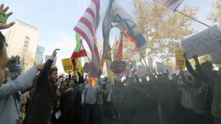 "Смърт на Америка и Израел" и "Долу САЩ" огласиха улиците на Иран 