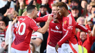 Футболисти като Маркъс Рашфорд са заобиколени от много хора и