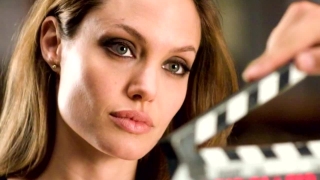 Анджелина Джоли отново се снима гола 