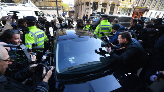 Основателят на WkiLeaks Джулиан Асандж който беше отведен в полицейски