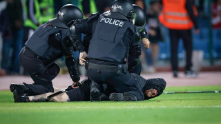 Феновете на ЦСКА нахлуха на терена на Националния стадион Васил