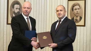 Президентът Румен Радев връчи първия проучвателен мандат за съставяне на