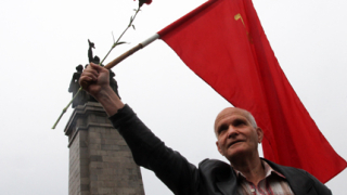 „Вставай страна, огромная", ехти пред Паметника на Съветската армия