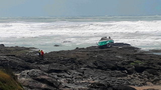 Спасителна лодка се е преобърнала в Атлантическия океан край западното