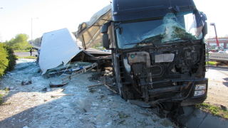 Челен сблъсък между два товарни автомобила затвори пътя Русе Бяла предадоха