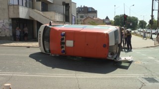 Линейка на ЦСМП София излетя от пътя Симитли Банско и се спусна