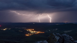 Нова вълна от лошо време удари днес централната част на