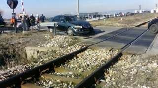 Кола мина на пусната бариера и се заби в пътнически влак 