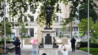 Властите в британския град Бристъл премахнаха скулптурата на протестираща предаде