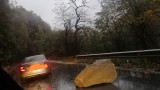 Голяма скала падна на пътя Самоков - София