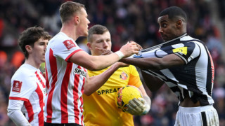 Шведският нападател Александър Исак вкара два гола а Нюкасъл победи