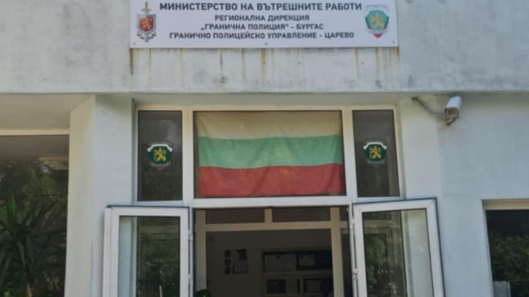 Откриха 28 мигранти в бус край Царево, връщат ги обратно през границата