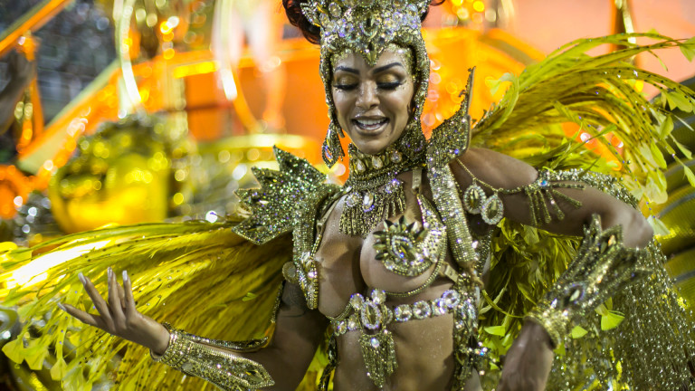 Знаменитият карнавал на самбата в бразилския Рио де Жанейро, който