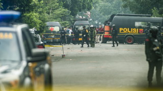Индонезийските власти все още издирват изчезнали пътници след като ферибот