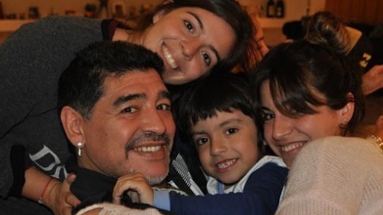 Почти футболен отбор - какво правят децата на Диего Марадона