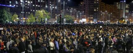 25 000 в Букурещ поискаха разпускане на румънския парламент и избори 