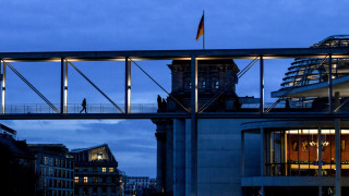 Редица институции в Берлин включително централната жп гара телевизия Ер