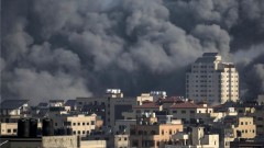 АП: Израел засилва ударите преди влизането в Газа
