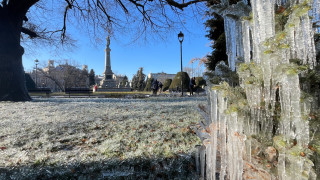 Централната част на Русе осъмна с ледени висулки по пейки