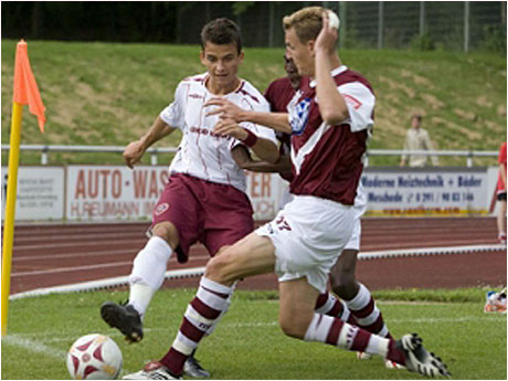 Костадинов води нападeнието на Хартс срещу африканци