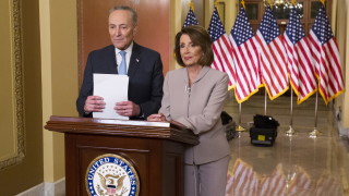 Американският президент Доналд Тръмп всява паника сред населението и отвлича