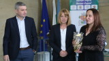  Йорданка Фандъкова награди Евгения Раданова с кристална купа със златно покритие 