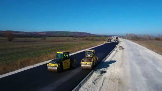 Започнало е полагането на първите асфалтови пластове по трасето на